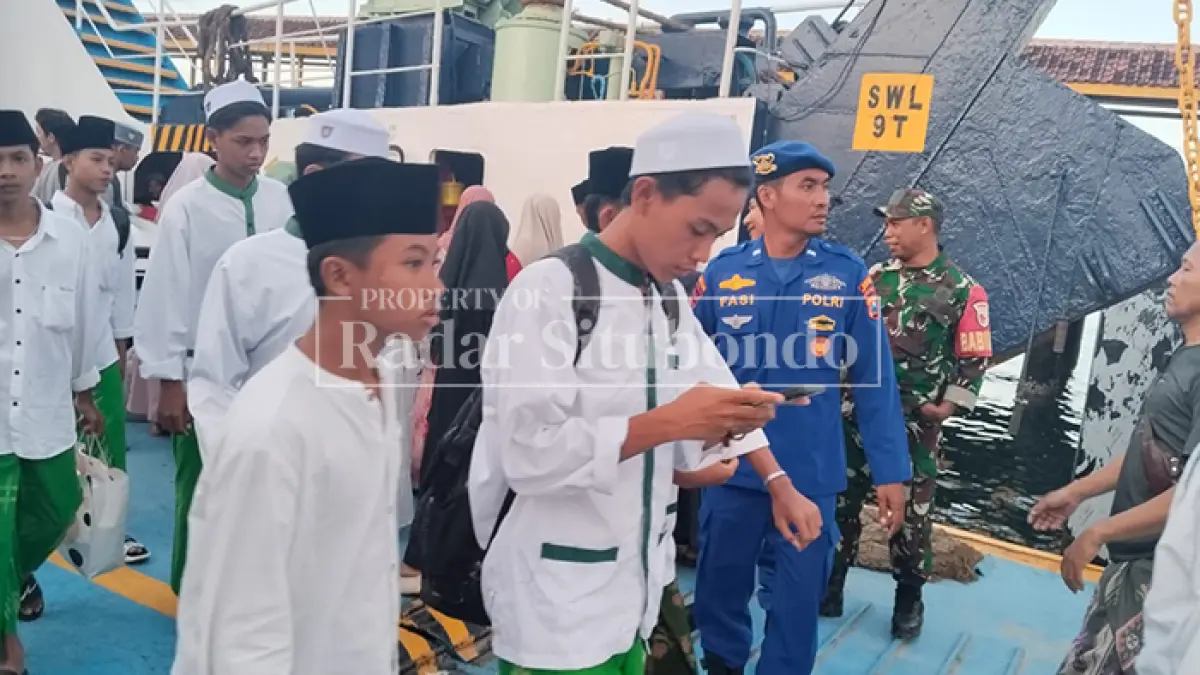 BALIK PONDOK: Ratusan santri dikawal anggota Satpolairud Polres Situbondo di Pelabuhan Jangkar, Selasa (31/3). (HUMAIDI/JPRS)