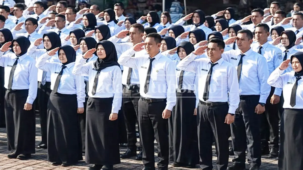 HANYA BISA PASRAH: Pegawai Pemerintah dengan Perjanjian Kerja (PPPK) paruh waktu mengikuti apel dan penyerahan petikan keputusan beberapa waktu lalu. (Ahmad Rifa
