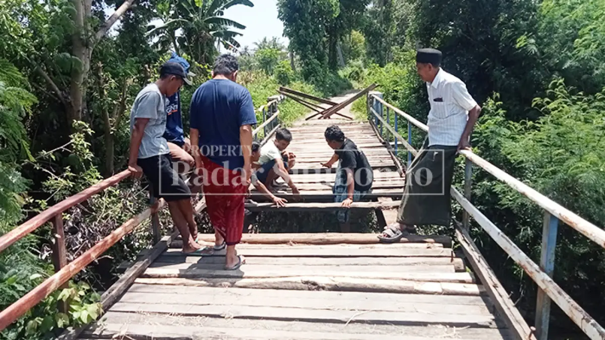 JEMBATAN RUSAK: Warga Dusun Sekarputih, Desa Sumberanyar dan warga Dusun Blangguan Desa Sumberwaru, Kecamatan Banyuputih, menunjukkan jembatan ambrol, Selasa (31/3). (HUMAIDI/JPRS)