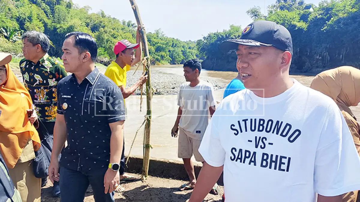 RUSAK AKIBAT BANJIR: Bupati Situbondo, Yusuf Rio Wahyu Prayogo, saat meninjau jembatan Sliwung, rusak akibat banjir dan rencananya akan dibangun jembatan bailey, Selasa (31/3). (Ahmad Rifa