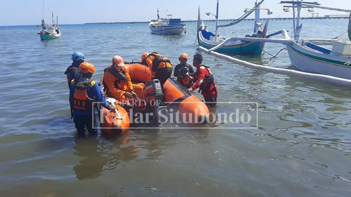 DIHENTIKAN: Pencarian korban penumpang Kapal Motor (KM) Dharma Kartika yang melompat dari kapal dihentikan, Senin (30/3). (Ahmad Rifa