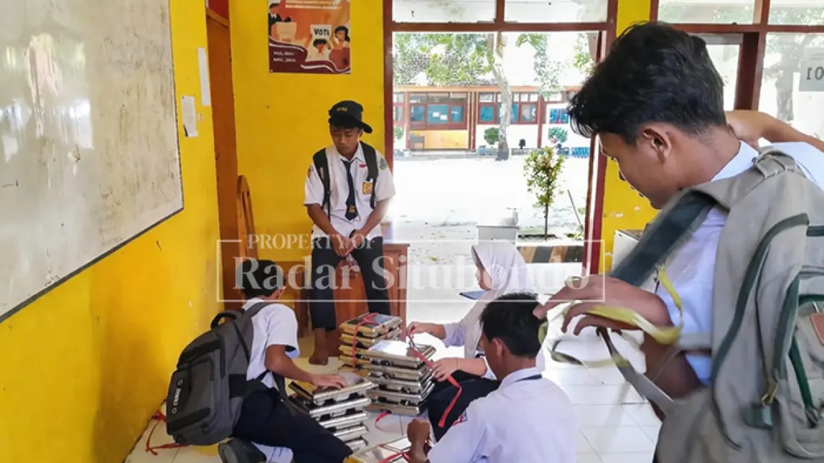 JAM ISTIRAHAT: Para siswa di salah satu sekolah di Situbondo duduk di depan kelas setelah jam pembelajaran selesai, Selasa (31/3). (Ahmad Rifa