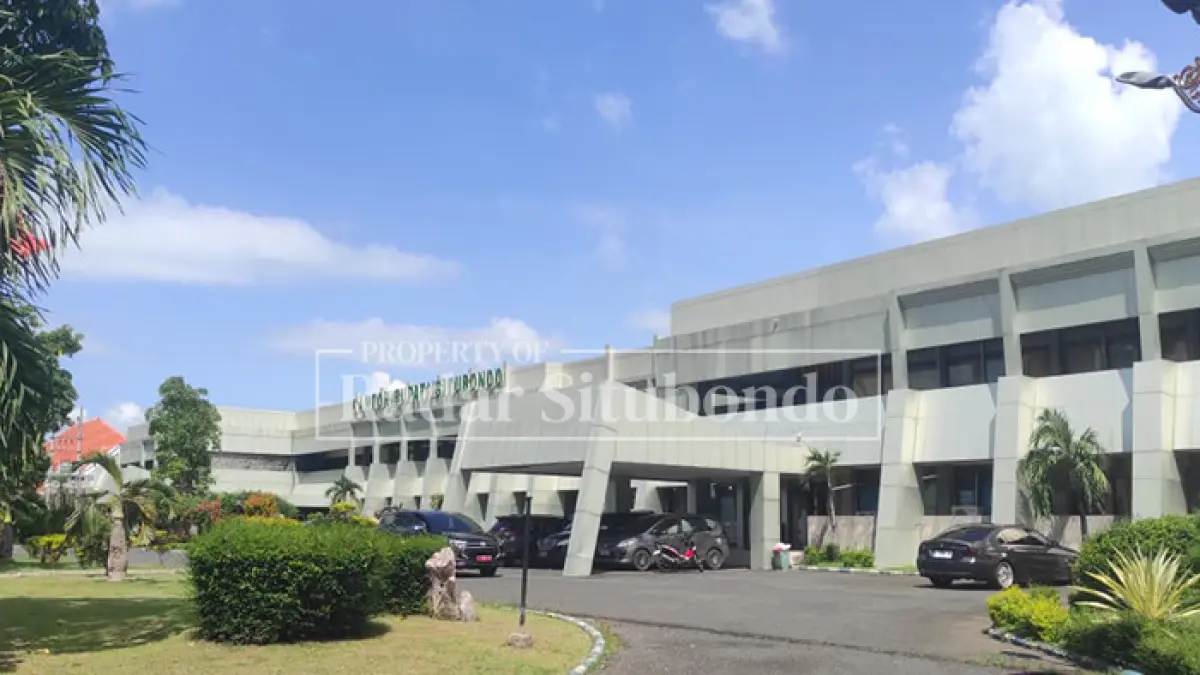 KANTOR PEMERINTAH: Sejumlah mobil dinas terparkir di Gedung Pemkab Situbondo, Jalan PB Sudirman, Patokan, Kecamatan Situbondo, Rabu (1/3). (Ahmad Rifa