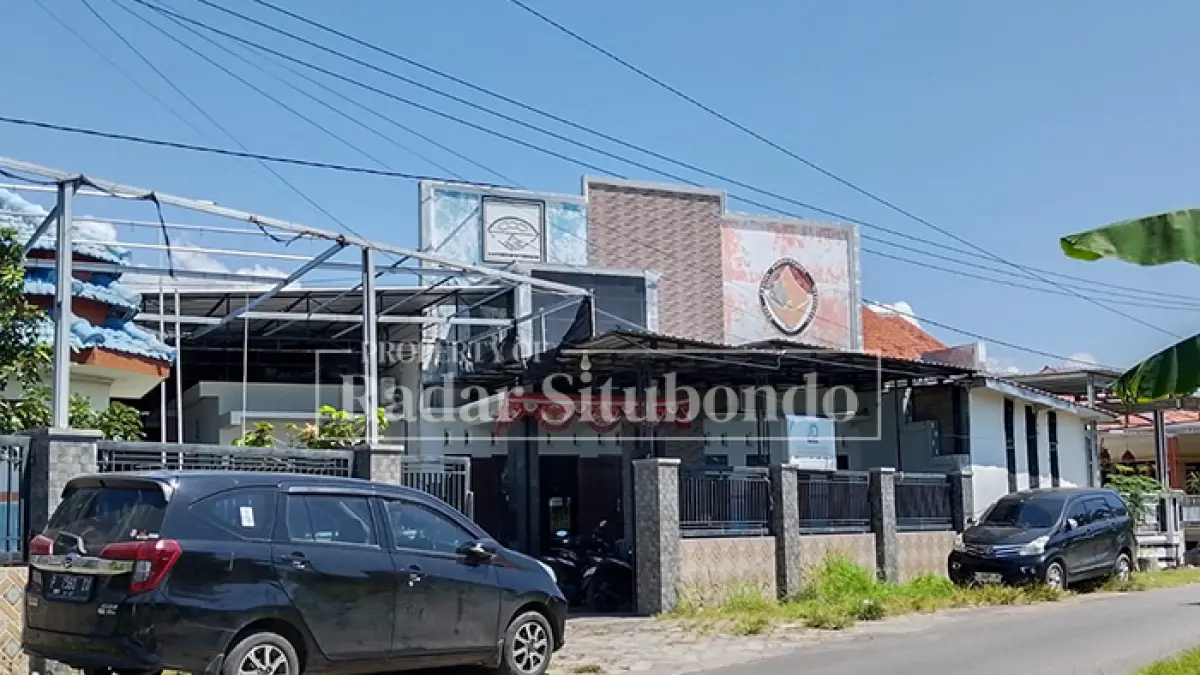 RAMAI PENGUNJUNG: Sejumlah mobil terparkir di halaman Kantor Bumdesma, Kapongan, Selasa (1/4). (HUMAIDI/JPRS)