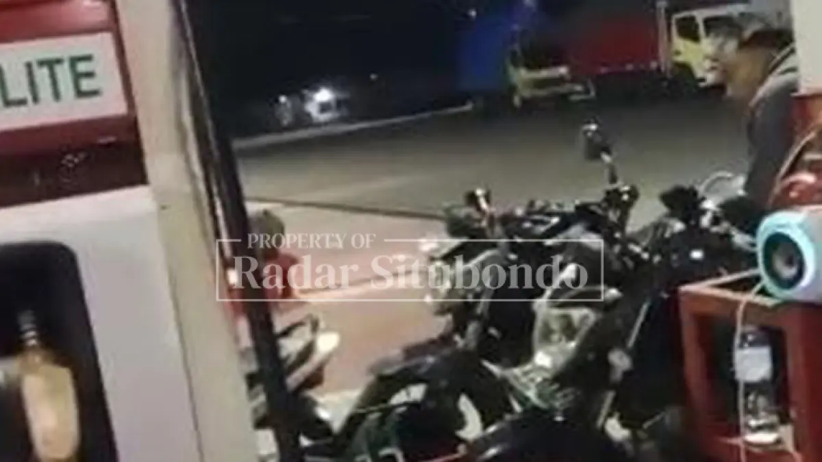 TEREKAM KAMERA: Sejumlah pengimbal pertalite mengisi di SPBU Kapongan, Senin lalu (30/3). (HUMAIDI/JPRS)
