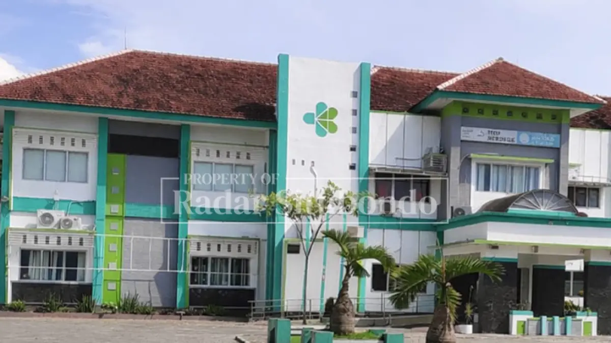 JAM KERJA: Salah satu karyawan masuk ke Kantor Dinas Kesehatan Situbondo, Kamis (2/4). (HUMAIDI/JPRS)
