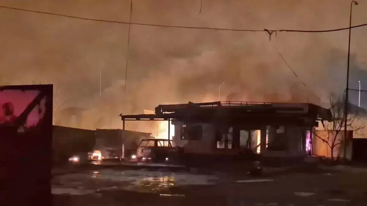 Kebakaran area Stasiun Pengisian Bulk Elpiji di Jalan Cinyosog, Kelurahan Cimuning, Kecamatan Mustika Jaya, Kota Bekasi, Jawa Barat, Rabu (1/4) malam hingga Kamis (2/4/2026), dini hari. (ANTARA)
