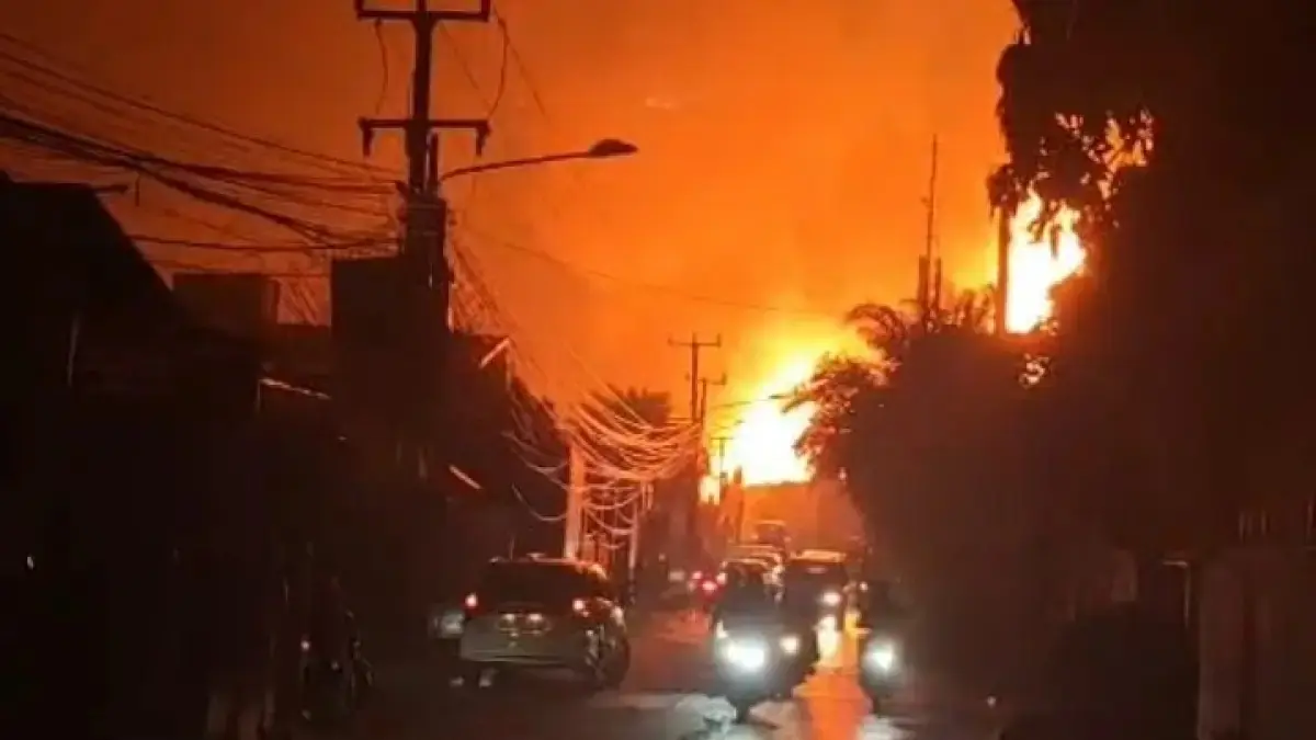 Kebakaran hebat di SPBE Cimuning, Bekasi, Rabu malam (1/4). (Radar Palu)