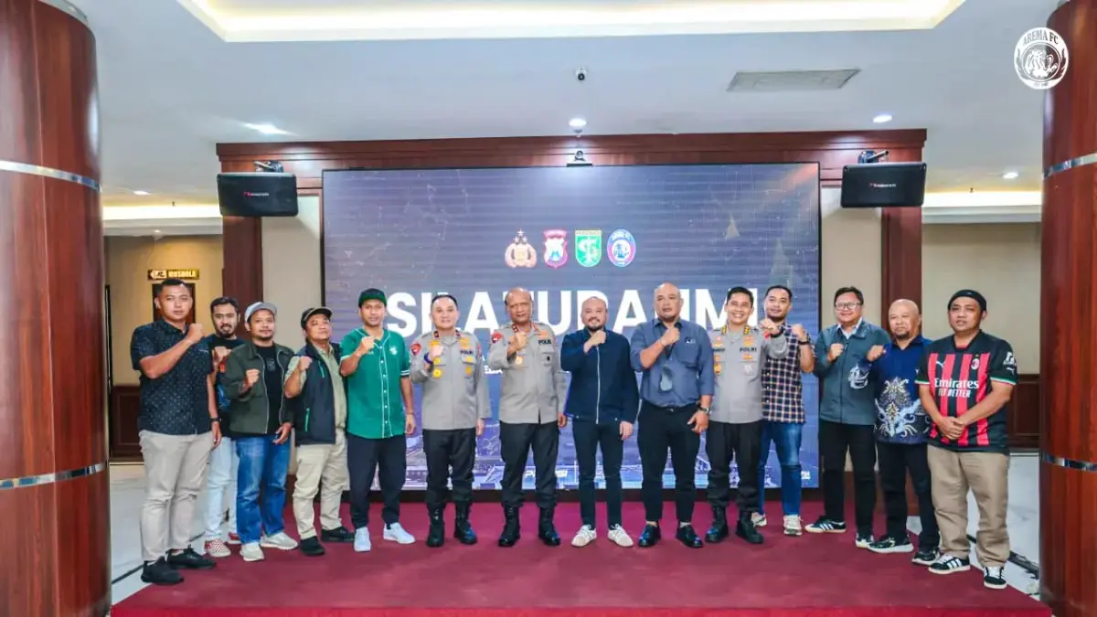 Manajemen Arema FC menghadiri audiensi yang digelar di Mapolda Jatim untuk membahas persiapan jelang laga melawan Persebaya, Rabu (1/4). (MO Arema FC)