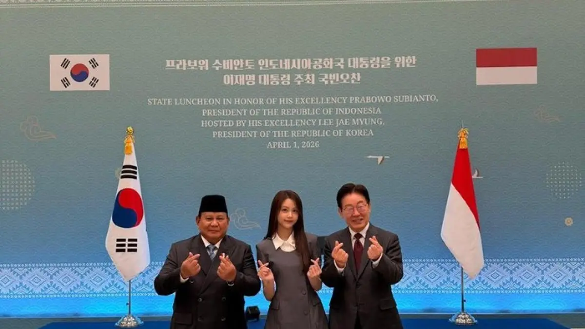 Prabowo Subianto, Lee Jae Myung dan Sarmen Hearts2Hearts foto bersama. (Dok. Tim Media Preisden)