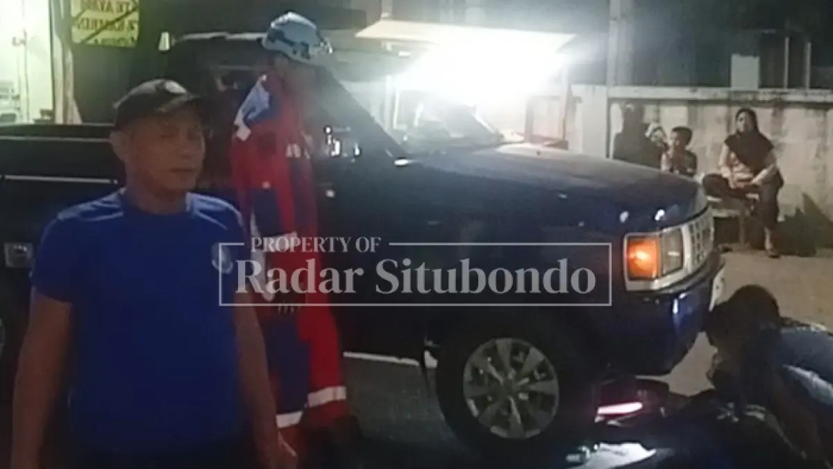 BANTU WARGA: Angota Damkar Situbondo, mengevakuasi mobil mogok di Jalan Raya, Desa Sumberkolak, Kecamatan Panarukan, Kamis malam (2/4) pukul 20.30. (HUMAIDI/JPRS)
