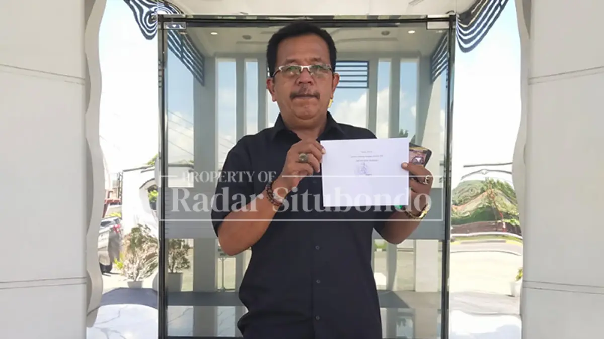 CARI KEADILAN: Edy Susanto menunjukkan bukti laporan di Kejaksaan Negeri Situbondo, belum lama ini. (HUMAIDI/JPRS)
