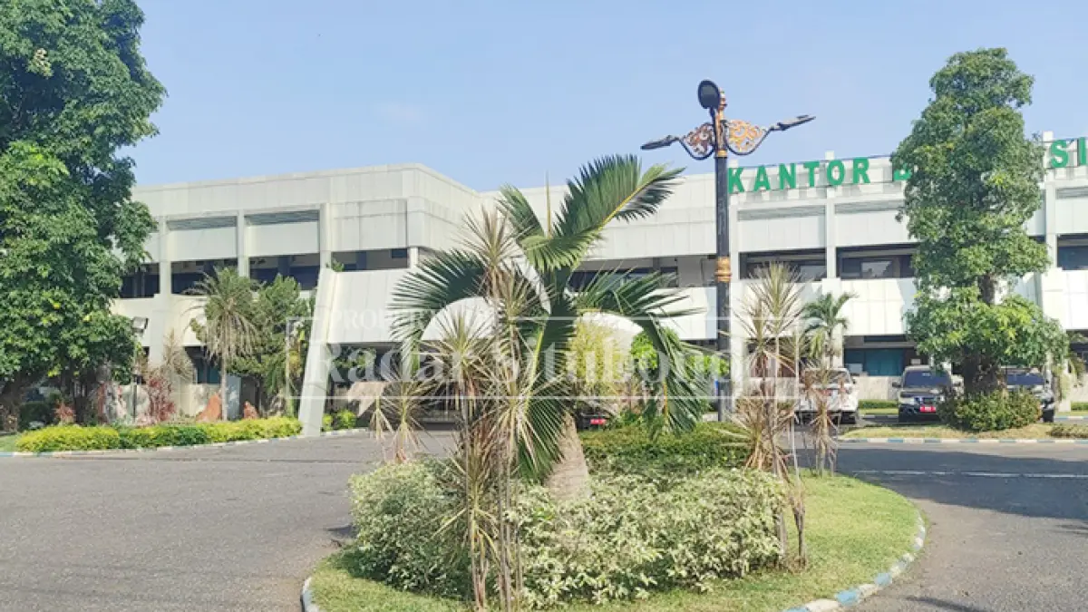 KANTOR PEMERINTAH: Sejumlah mobil dinas terparkir di Gedung Pemkab Situbondo, Jalan PB Sudirman, Patokan, Kecamatan Situbondo, Rabu (1/3). (Ahmad Rifa