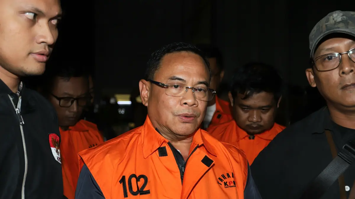 Bupati Pati Sudewo mengunakan rompi tahanan usai terjaring OTT KPK, Jakarta, Selasa (20/1/2026). (Dery Ridwansah/ JawaPos.com)