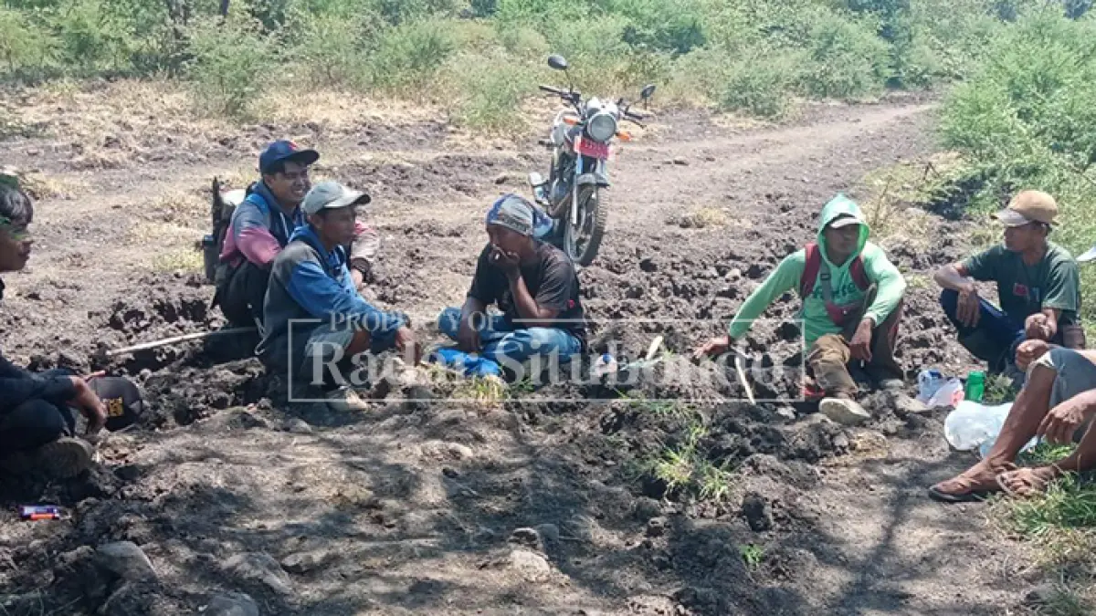 CARI ORANG HILANG:Anggota BPBD Situbondo melakukan pencarian Pak Suwardi, 68, warga Desa Sumberwaru, Kecamatan Banyuputih, di Kawasan Hutan Baluran, Minggu (5/4). (HUMAIDI/JPRS)
