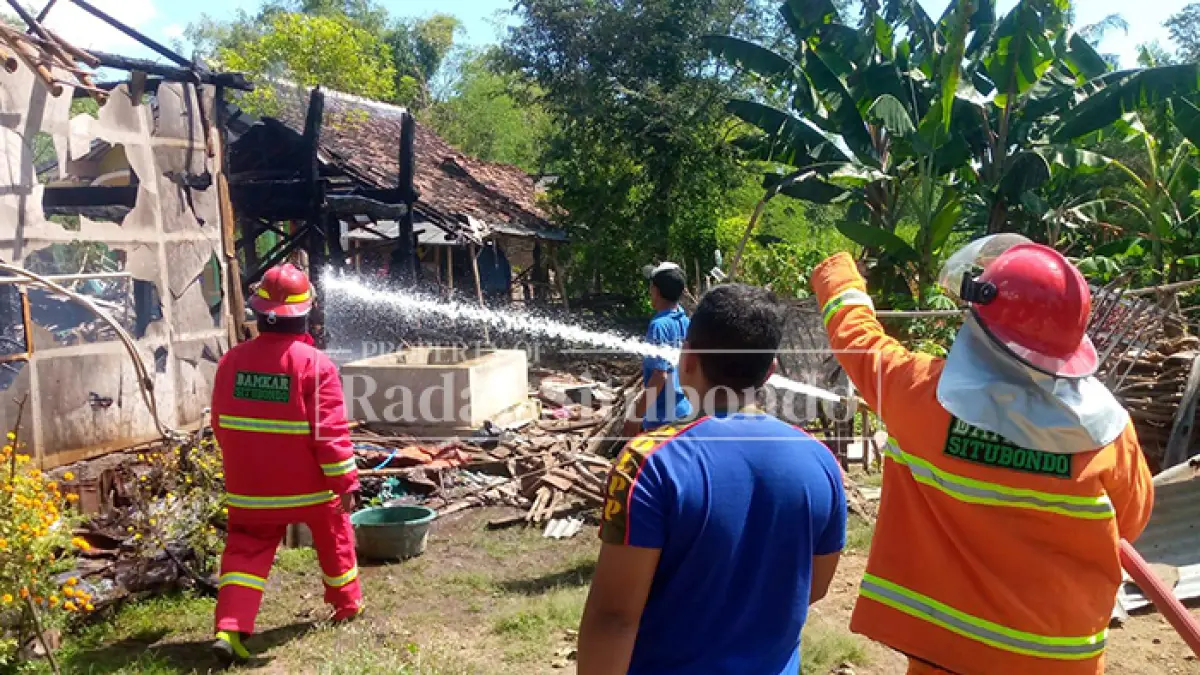 HANCUR TOTAL: Petugas pemadam sebakaran (Damkar) Situbondo menjinakkan kobaran si jago merah di Dusun Panjalinan, Desa Kedunglo, Kecamatan Asembagus, Minggu (5/4). (HUMAIDI/JPRS)
