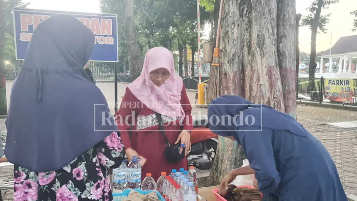 HARGA BAHAN PLASTIK NAIK: Seorang pedagang kaki lima melayani pembeli di Alun-alun Situbondo, Minggu (5/4). (Ahmad Rifa