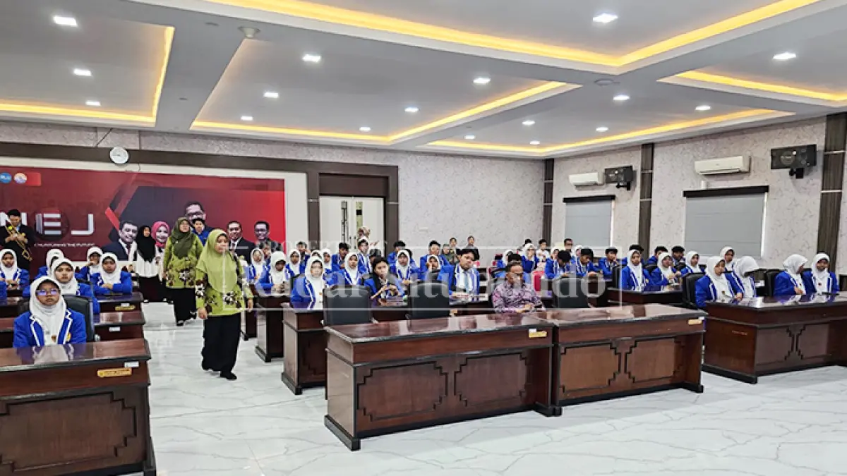 ABADIKAN MOMEN: Kasek Drs. Said Ripin Bukaryo, M.Si., Ketua Komite Abdurahman Saleh, SH., bersama guru pembimbing serta siswa kelas XII melakukan kunjungan untuk belajar kiat sukses tembus PTN jalur Seleksi Nasional Berdasarkan Prestasi (SNBP) ke kampus UNEJ, 22 Desember 2025. (SMAN 1 Asembagus untuk JPRS )