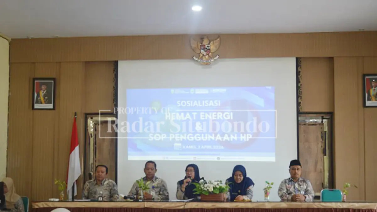 MOMEN PENTING: Sosialisasi “Hemat Energi & SOP Penggunaan HP” yang diisi Kepala SMAN I Situbondo, Dwi Retno, M.Pd. (tengah), didampingi para guru, diikuti wali murid dan siswa di aula SMA I Situbondo, Kamis (2/4). (Ahmad Rifa
