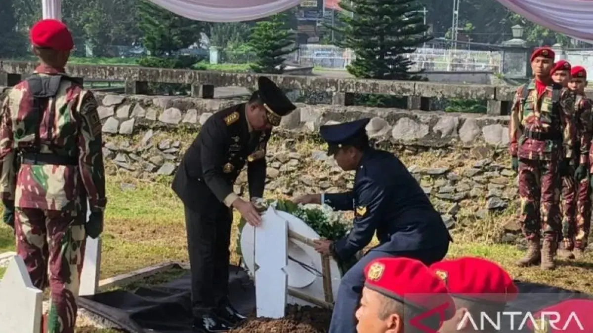 Panglima TNI Jenderal TNI Agus Subiyanto saat memimpin upacara militer untuk pemakaman jenazah Mayor Infanteri (Anumerta) Zulmi Aditya Iskandar di Taman Makam Pahlawan (TMP) Cikutra, Kota Bandung, Minggu (5/4/2026). (ANTARA)
