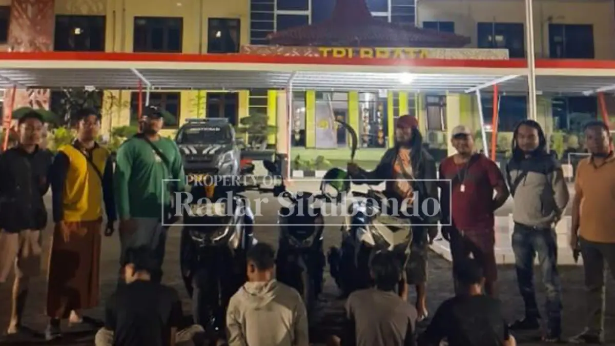 TAK BERKUTIK: Empat pelaku begal dicokok tim Resmob Polres Situbondo, Jumat lalu (3/4). (HUMAIDI/JPRS)
