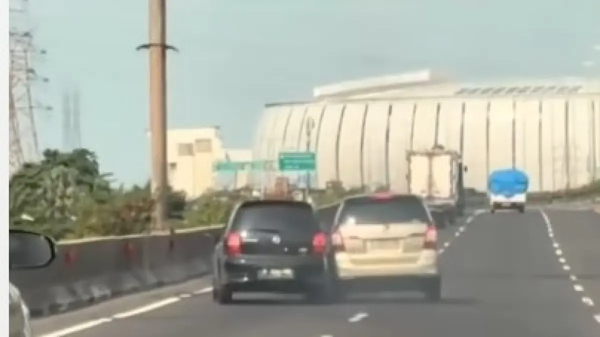 Viral aksi dua pengemudi mobil cekcok di tol pelabuhan arah Priok. (Istimewa)