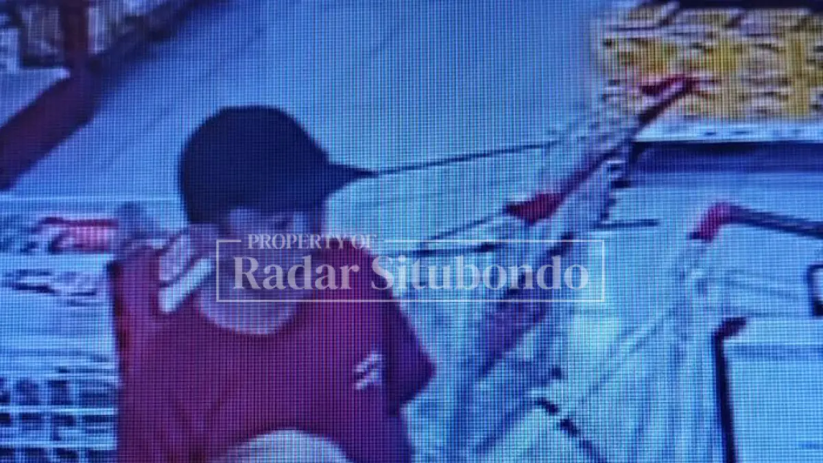 BERTOPI: Wajah pria parobaya terekam CCTV Swalayan Royal, Jl. Argopuro, Kelurahan Mimbaan, Kecamatan/Kota Situbondo, Minggu lalu (5/4). HUMAIDI/JPRS()
