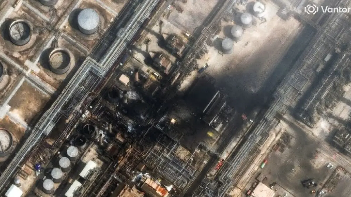 Citra satelit yang disediakan oleh Vantor ini menunjukkan kerusakan setelah serangan pesawat tak berawak di kilang minyak Ras Tanura, Arab Saudi. (The Guardian)