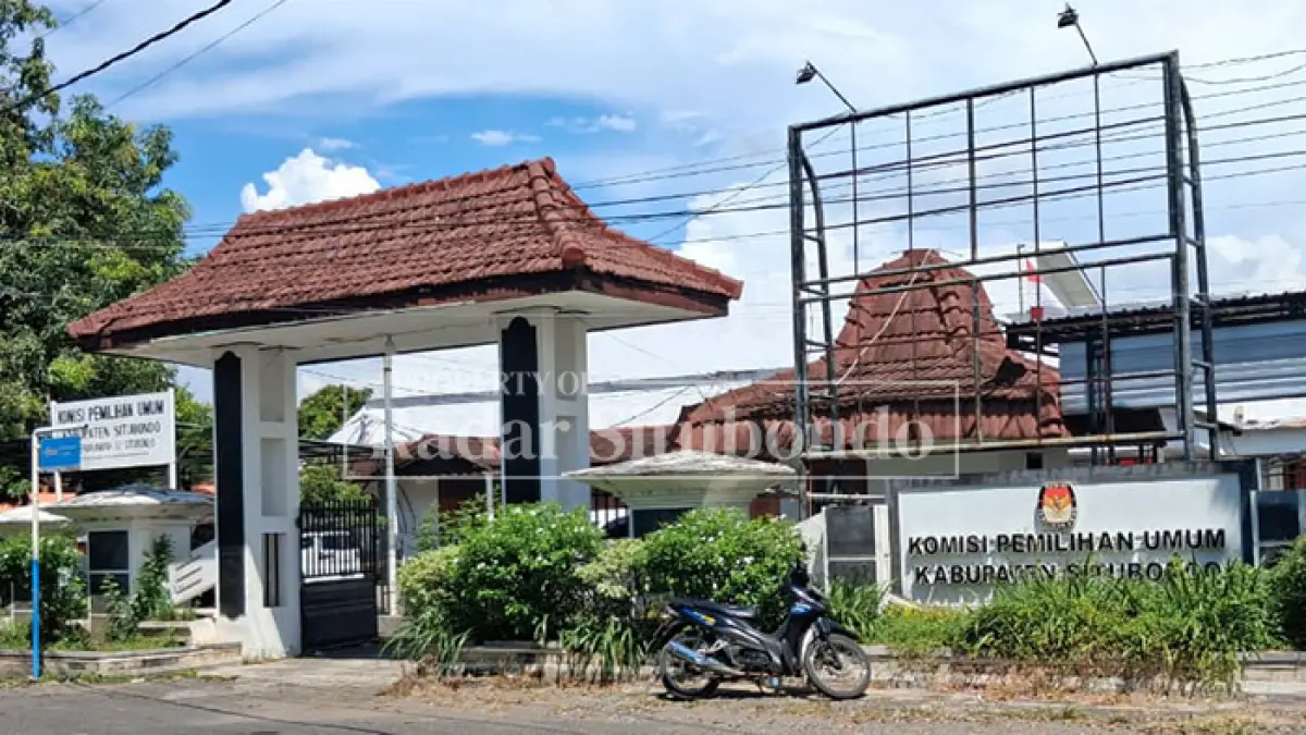 JALAN KAKI: Seorang siswa SD melintas di depan Kantor KPU Situbondo Jalan Cendrawasih, Paraaman, Kelurahan Dawuhan, Kecamatan Situbondo, Senin (6/4). (Ahmad Rifa