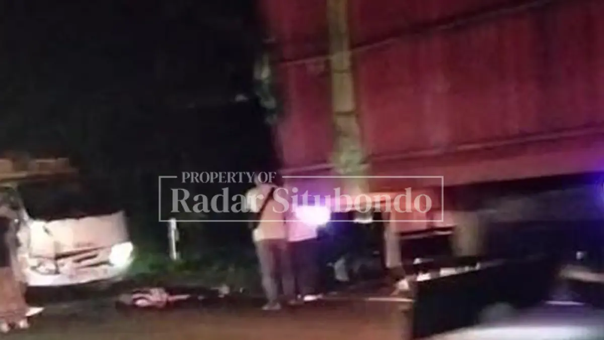 LAKA MAUT: Salah satu korban kecelakaan tergeletak di badan Jalan Pantura, Kecamatan Bungatan, Minggu malam (5/4). (HUMAIDI/JPRS)  
