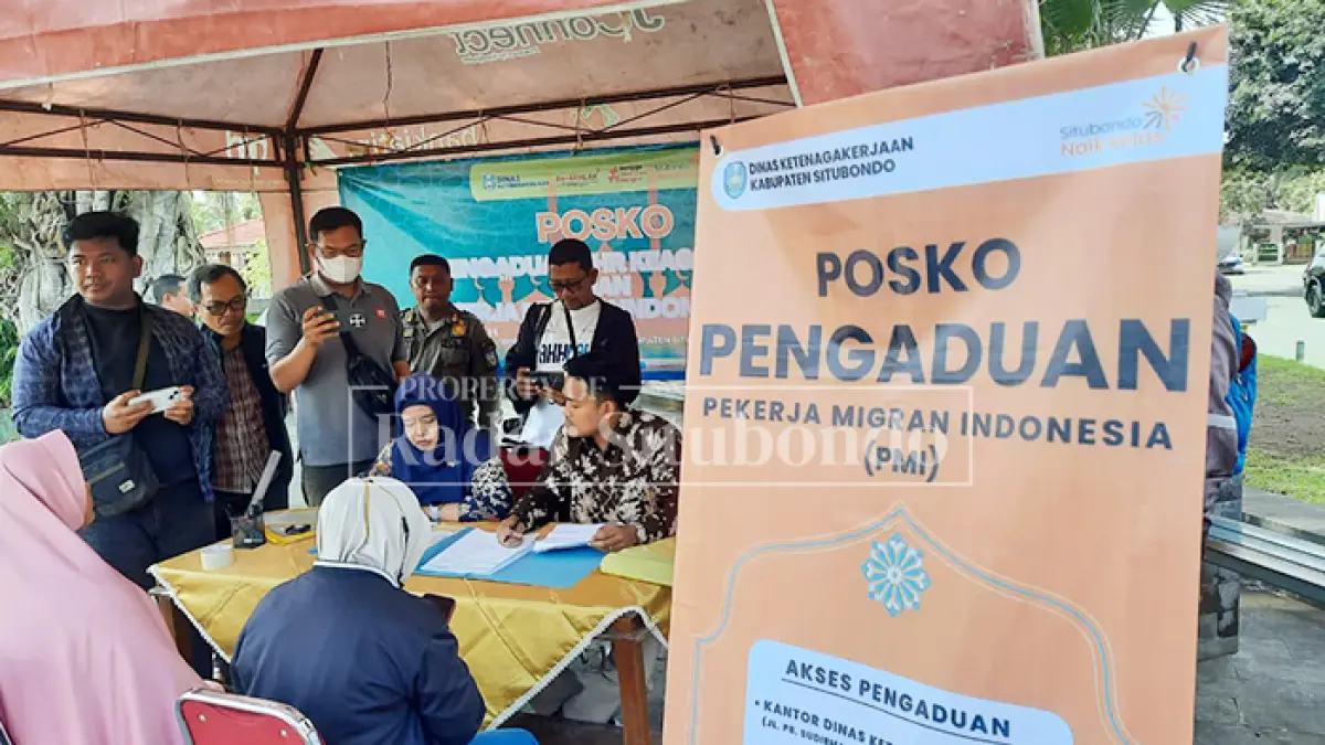 MENERIMA ADUAN: Salah satu keluarga mendatangi posko pengaduan konflik di Timur Tengah, belum lama ini. (Ahmad Rifa