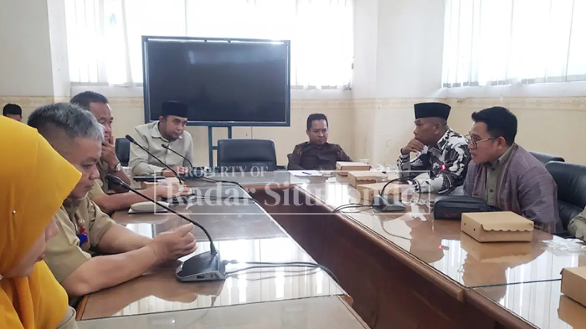 TUKAR PENGALAMAN: Anggota DPRD Situbondo menerima kunjungan kerja anggota DPRD Kabupaten Morowali di Kantor DPRD Situbondo, Senin (6/4). (Ahmad Rifa