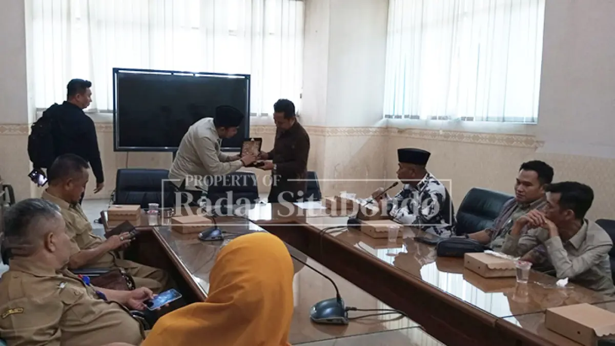 TUKAR PENGALAMAN: Anggota DPRD Situbondo menerima kunjungan kerja anggota DPRD Kabupaten Morowali di Kantor DPRD Situbondo, Senin (6/4). (Ahmad Rifa