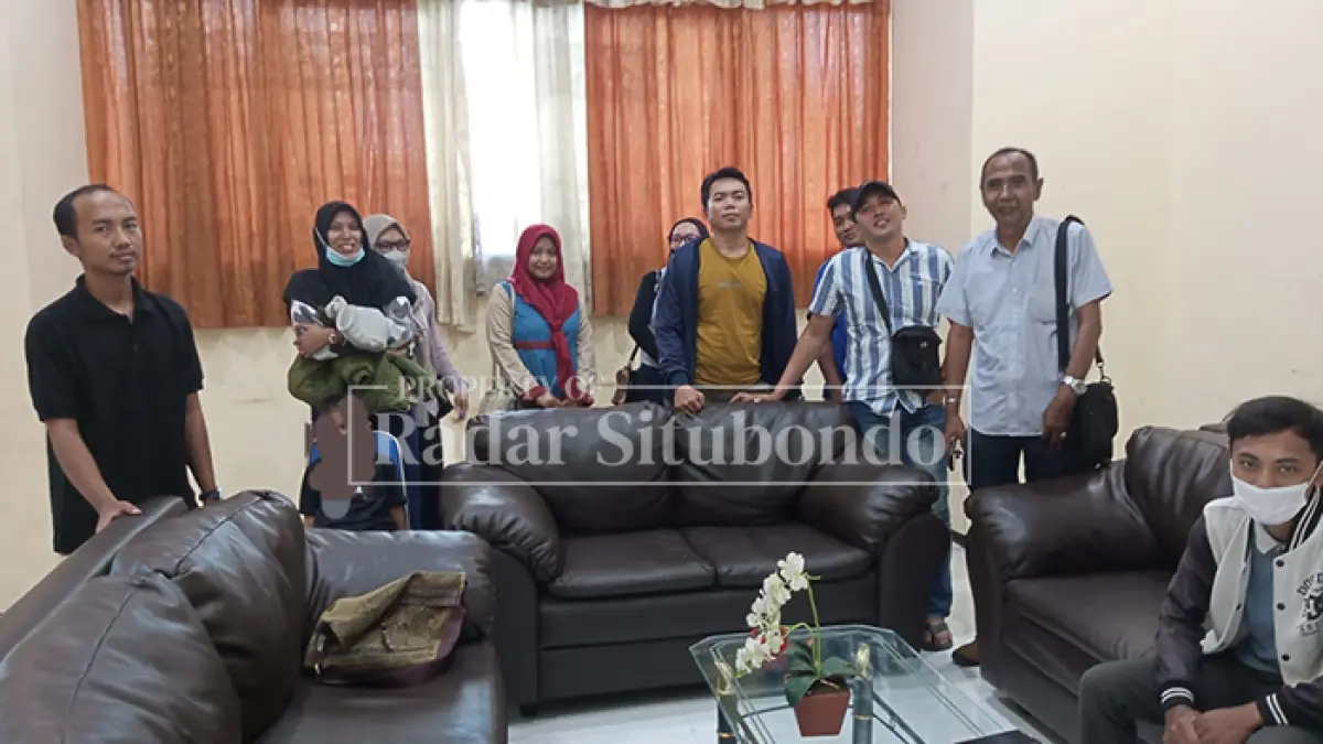 TAGIH JANJI: Sejumlah karyawan dan eks karyawan PT Panca Mitra Multiperdana Tbk kembali mendatangi Kantor Dewan Perwakilan Rakyat Daerah (DPRD) Situbondo untuk mempertanyakan komitmen perusahaan  menyelesaikan persoalan karyawan, Selasa (7/4). (Ahmad Rifa