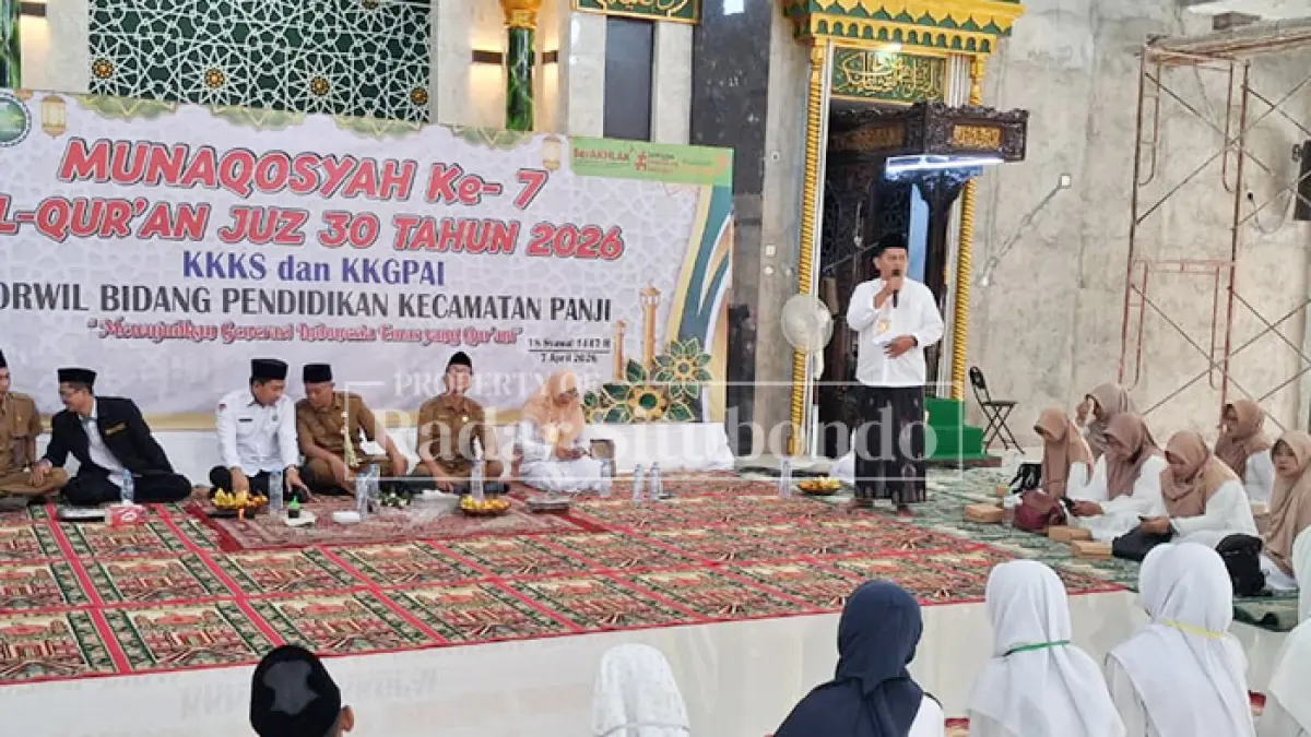 SAMPAIKAN HARAPAN: Ketua Pelaksana Munaqosyah, Sudibyo menyampaikan laporan sekaligus harapannya kepada para siswa peserta hafalan Juz 30. Kegiatan dihadiri Kepala Kemenag Situbondo Muhammad Mudhaffar dan Sekretaris Dispendik, Selasa (7/4). (Ahmad Rifa