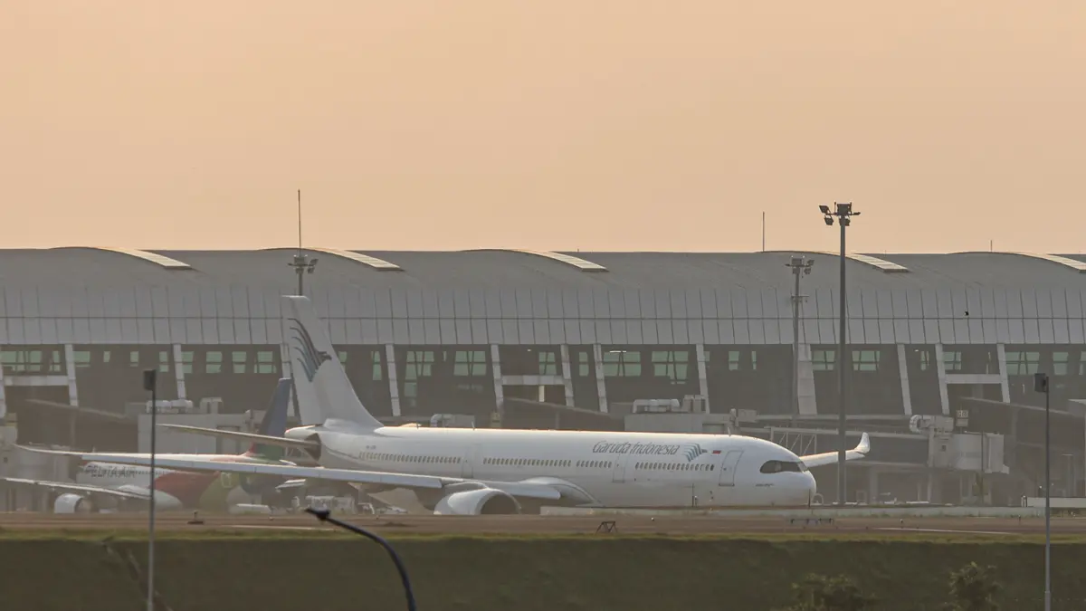 Pesawat Garuda Indonesia melintas di Bandara Soekarno-Hatta, Rabu (22/10/2025). (Hanung Hambara/Jawa Pos)
