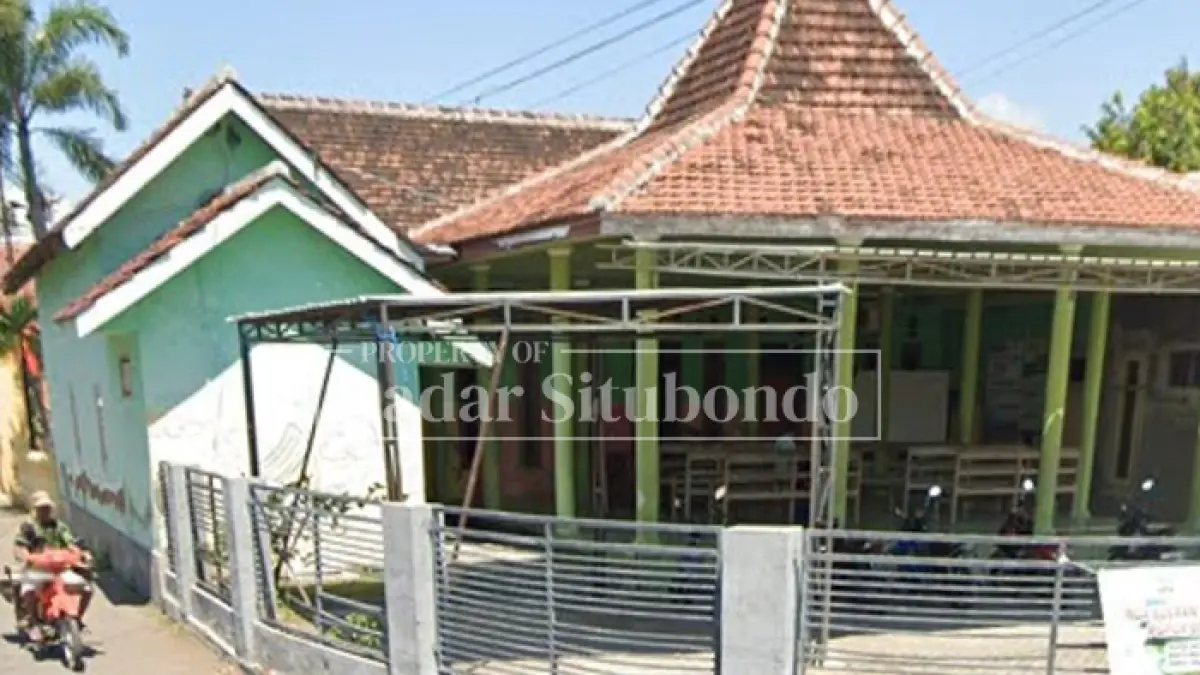 TAK ADA PELAYANAN: Salah satu pengendara motor melintas di depan Balai Desa Kayu Putih, Kecamatan Panji, Selasa (7/4). (HUMAIDI/JPRS)
