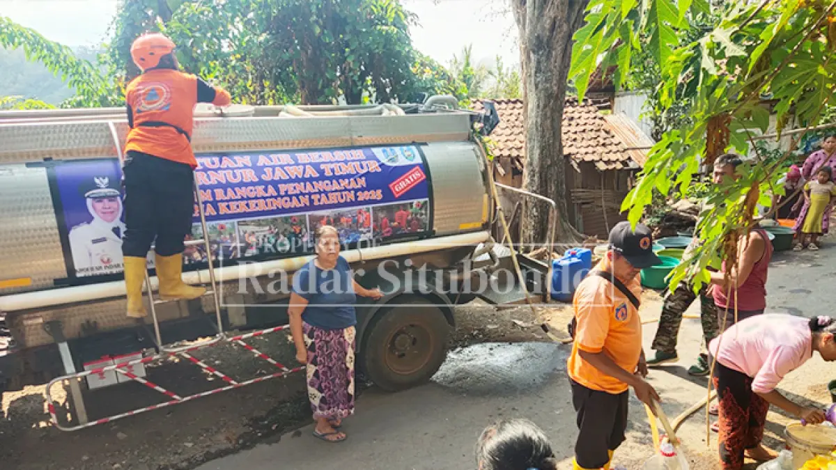 DAMPAK MUSIM KEMARAU: Badan Penanggulangan Bencana Daerah (BPBD) Situbondo saat melakukan pengiriman distribusi air bersih di salah satu wilayah di Situbondo yang terdampak kekeringan 2025 lalu. (Ahmad Rifa