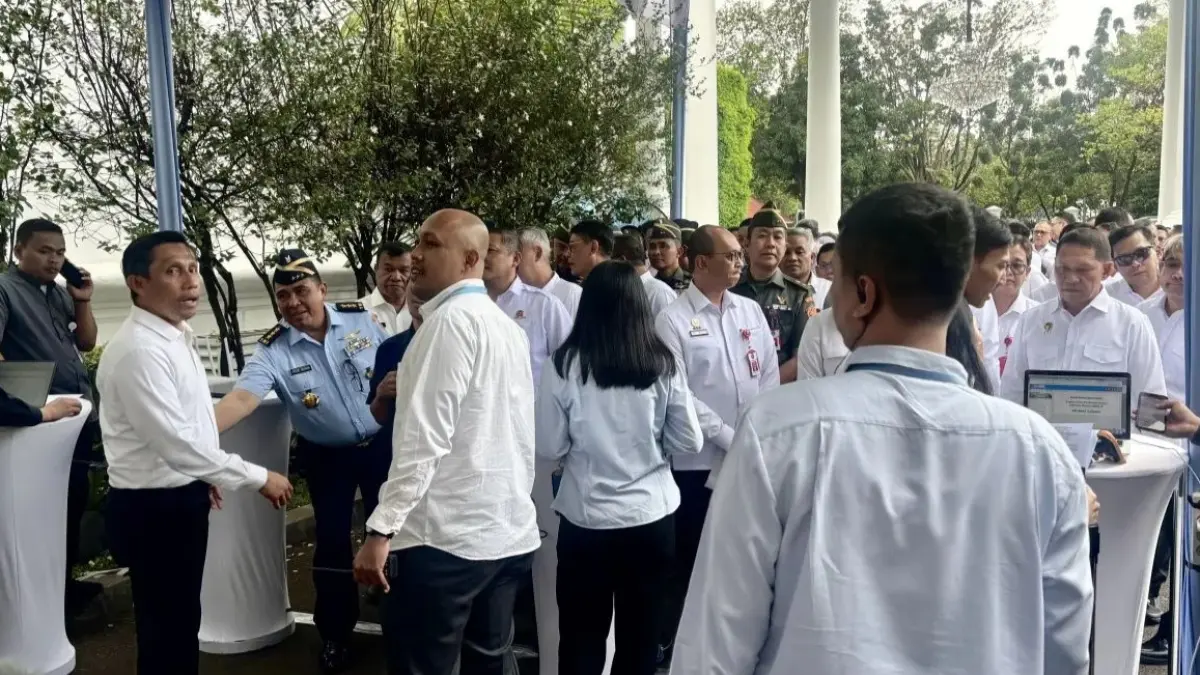 Sejumlah pejabat negara setingkat eselon 1 dari kementerian/lembaga mulai mendaftarkan diri di meja registrasi sebelum masuk ke halaman tengah Istana Kepresidenan RI, Jakarta, Rabu (8/4/2026) untuk menghadiri acara taklimat oleh Presiden RI. ANTARA/Genta Tenri Mawangi.