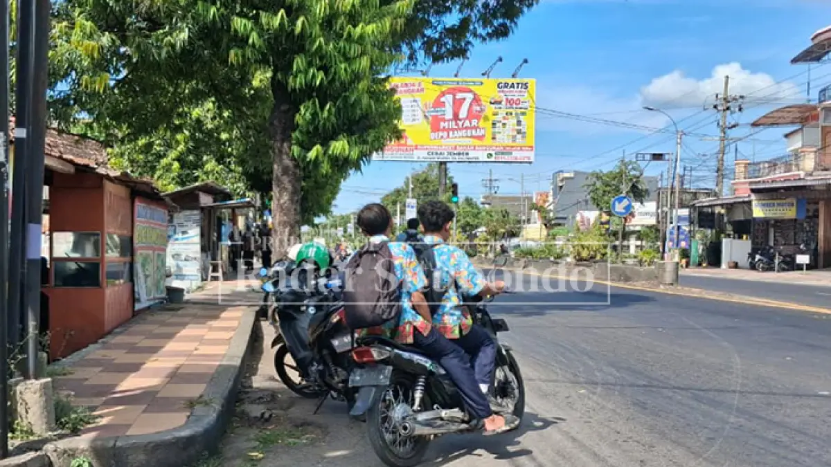 NAIK KENDARAAN PRIBADI: seorang pelajar di salah satu Sekolah Menengah Pertama (SMP) di Situbondo terlihat pulang dari sekolah menggunakan kendaraan pribadi, Rabu (8/4). (Ahmad Rifa