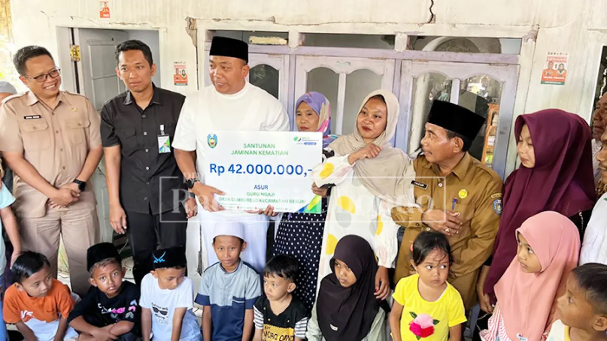 PEDULI: Bupati Situbondo Yusuf Rio Wahyu Prayogo menyerahkan secara simbolis santuna kematian kepada ahli waris guru ngaji penerima insentif daerah. (marjhono/jprs) 