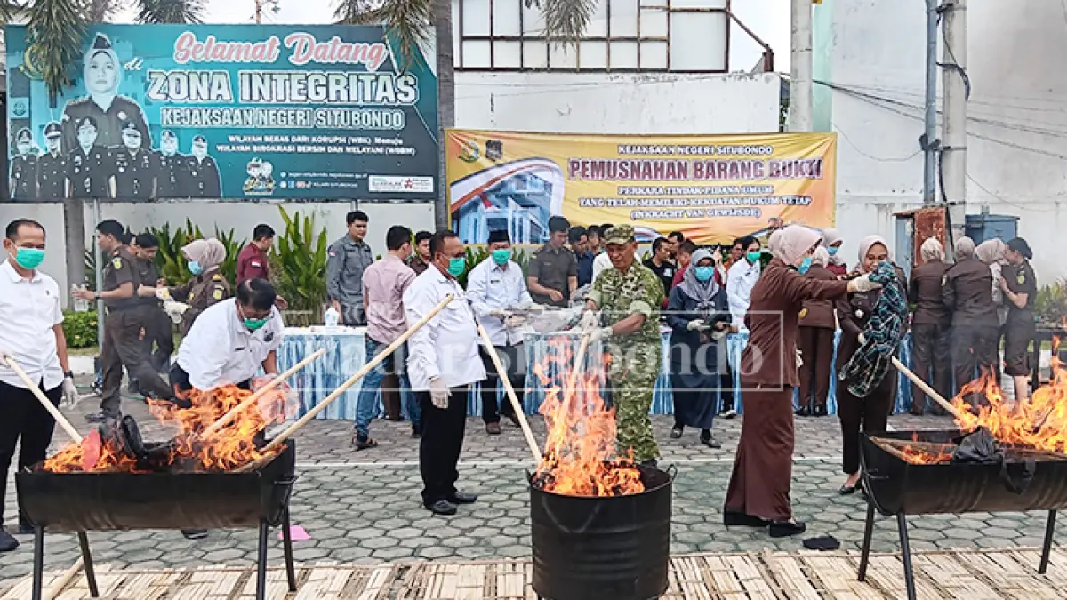 PEMUSNAHAN: Kajari Situbondo memimpin pemusnahan barang bukti di halaman Kejaksaan Negeri Situbondo, Rabu (8/4). (HUMAIDI/JPRS)
