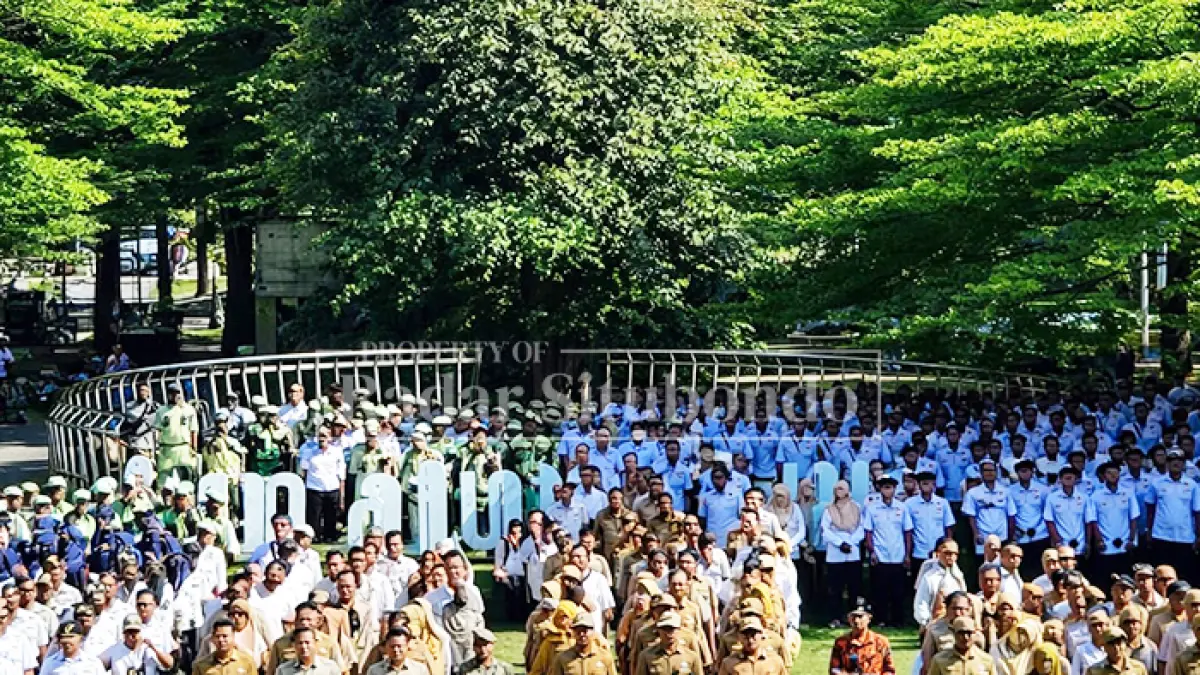 APEL BERSAMA: ASN di lingkungan Pemkab Situbondo mengikuti upacara di Alun-alun Situbondo, belum lama ini. (Ahmad Rifa