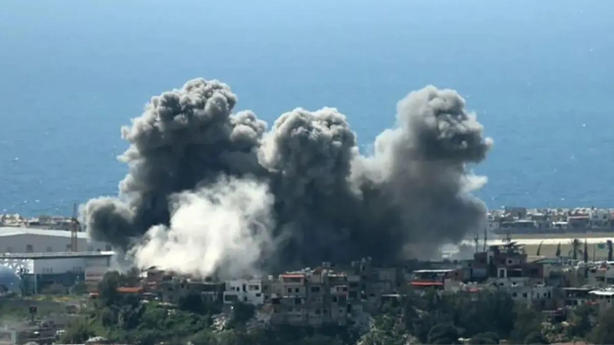 Asap mengepul di atas kawasan permukiman setelah serangan Israel di Beirut, Lebanon pada Rabu (8/4/2026). (ANTARA)