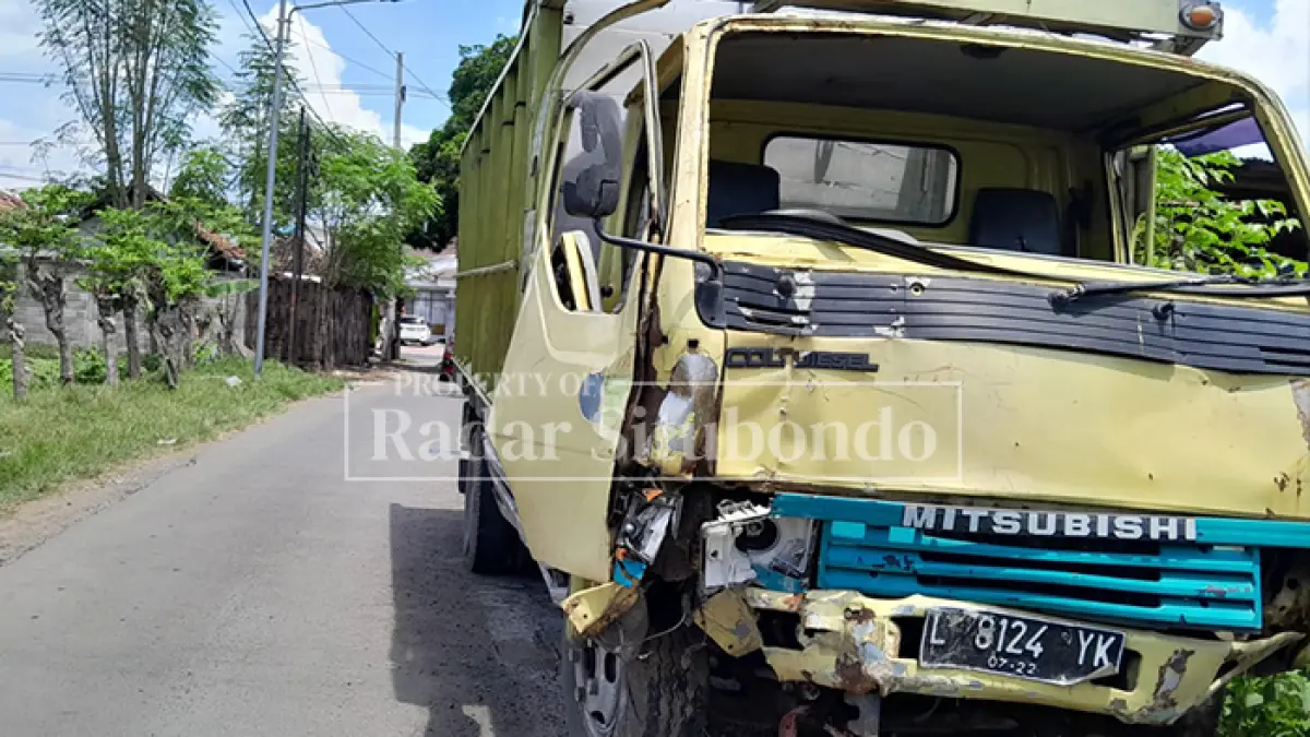 BARANG BUKTI: Kendaraan yang terlibat kecelakaan lalulintas terparkir di pinggir Jalan PB Sudirman, Kelurahan Patokan, Kecamatan/Kota Situbondo, Rabu (8/4). (HUMAIDI/JPRS)
