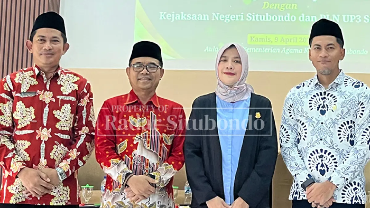 FOTO BERSAMA: (Dari kiri) Dr. Muhammad Mudhofar, Dr. Ahmad Sruji Bahtiar, Nurvita Kusumawardani dan Teguh B. Octavianto. (ahmad rifa