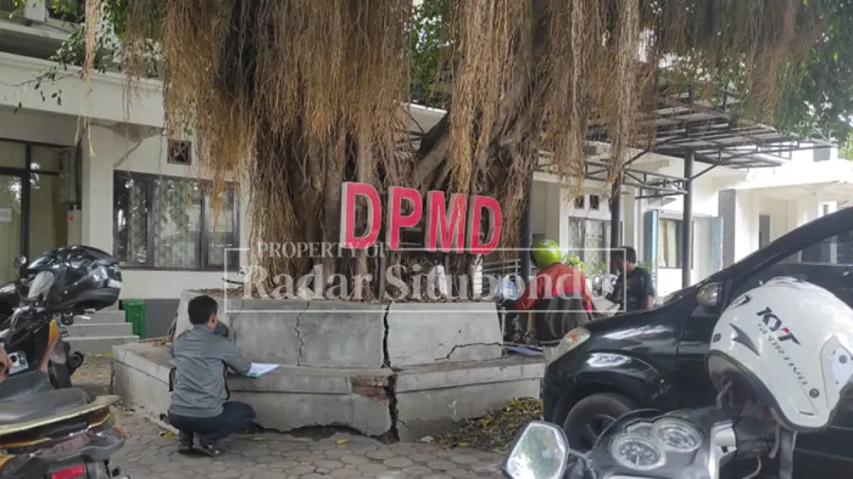 HALAMAN: Sejumlah kendaraan terparkir di depan kantor Dinas Pemberdayaan Masyarakat dan Desa (DPMD) Situbondo, Kamis (9/4). (Ahmad Rifa