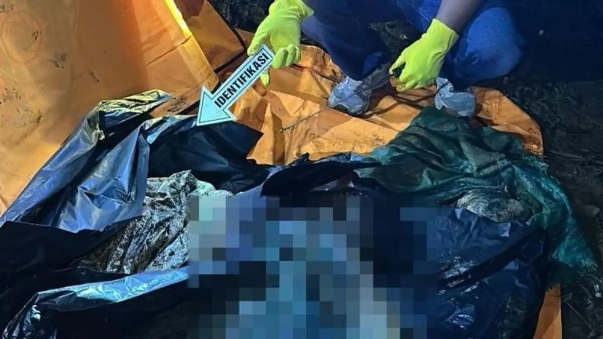 Polisi mengidentifikasi jasad korban di kebun di Desa Karang Dalam, Kecamatan Pulau Pinang. (ANTARA)