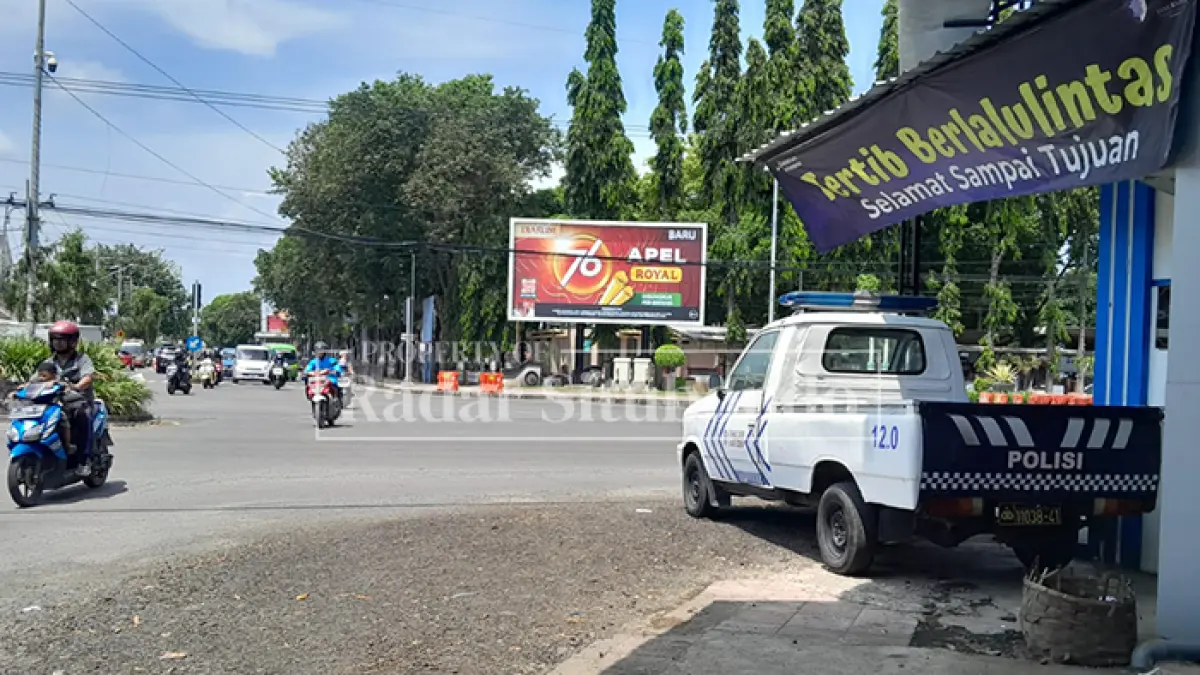 TUTUP JALAN: Pikap polamtas tampak terparkir di halaman kantor pos lantas 12.0, tepat di utara Alun-alun Kota Situbondo, Kamis (9/4). (HUMAIDI/JPRS)
