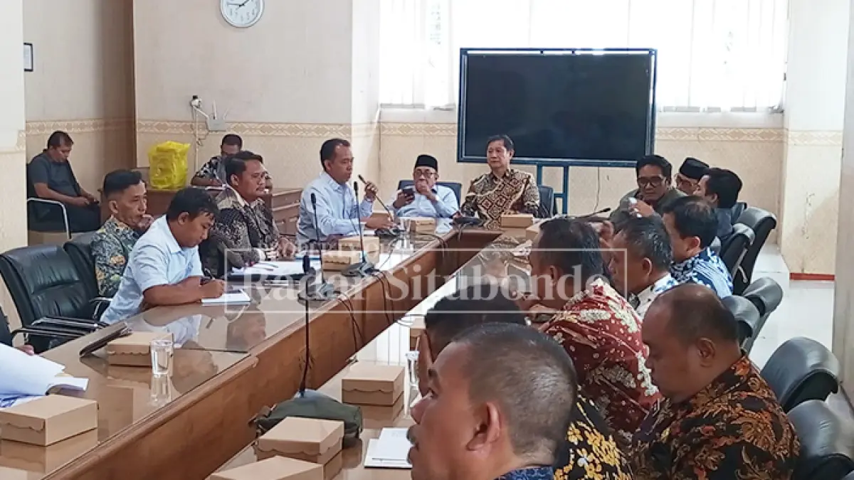 CARI SOLUSI: DPRD Situbondo memanggil sejumlah pihak terkait persoalan penghasilan tetap (siltap) perangkat Desa Kayu Putih yang belum dapat dicairkan, di kantor DPRD Situbondo, Kamis (9/4) sore. (Ahmad Rifa